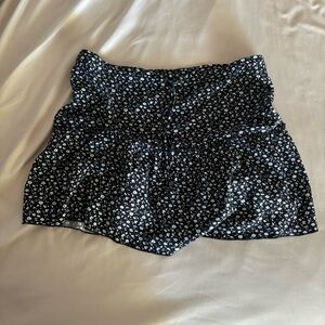 Brandy Melville Black and White adjustable skirt (New without tags!)